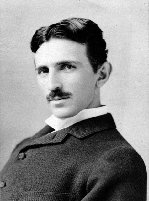 14. Nikola Tesla   - 1856'daki bir şimşek fırtınası sırasında doğan  Nikola Tesla, Tesla bobinini ve alternatif akım mekanizmasını icat etti. Farklı ölçümlerle göre IQ'su 160-310 arasındaydı.