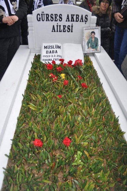 Sevenleri usta sanatçıyı mezarı başında yalnız bırakmadı. Müslüm Gürses, cenazesinin bulunduğu yerde Zincirlikuyu Mezarlığı'nda ölümünün ikinci yılında geçen sene olduğu gibi bu yıl da anıldı.