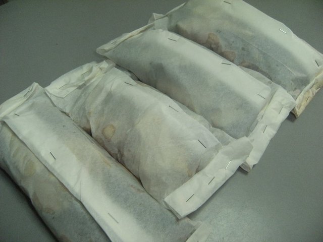 Gıdaların saklanmasında gazete kağıdı gibi gıdalarla temasa uygun olmayan materyaller kullanılmamalıdır.