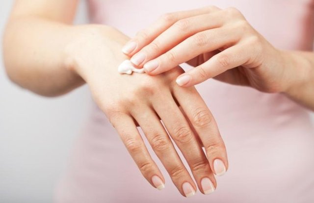 El egzamasının tedavisinde deriyi hasar veren madde ve ortamlardan uzak durmak gerekir. Cildi nemlendirmek en önemli hususlardan biridir.