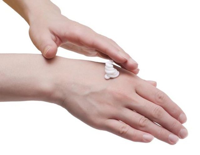 Her evde sabunlukların yanında nemlendirici de olmalı. Ancak bu şekilde egzama oluşumunun önüne geçebilirsiniz.