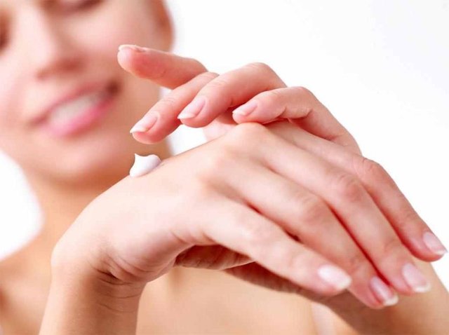 Öte yandan ellerde egzama oluşumunu engellemek için nemlendirici kullanmak da çok önemli.