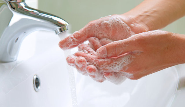 Bu yüzden günde yemek ve tuvalet sonraları dışında elleri suyla temas ettirmemek gerekiyor.