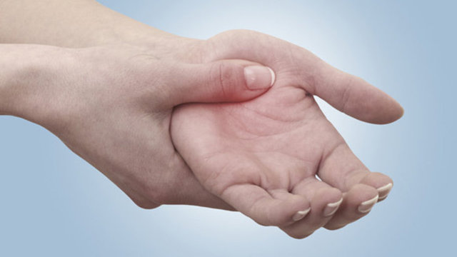 Bu durum derinin doğal yapısını bozarak nem miktarının azalmasına yol açtığından deride kuruma, çatlama, soyulma gibi şikayetler oluşabiliyor.