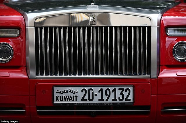 Izgarası bile binlerce Sterlin değerindeki bir başka Kuveyt plakalı bir başka Rolls Royce. -