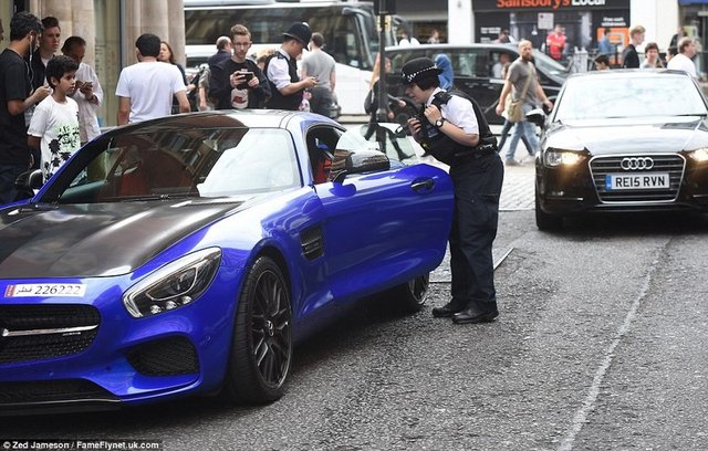 İngiliz polis gösterişli lüks arabanın sahibine ilerlemesi gerektiğini söylüyor.  -