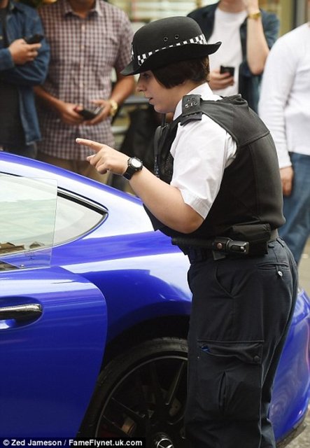 Kadın polis sürücüyü ilerlemesi konusunda uyardı.  -