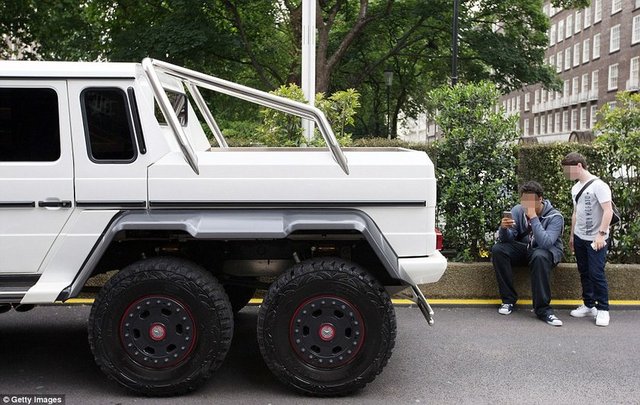 İki çocuk Suudi Arabistan plakalı Mercedes AMG'yi izliyor.  -