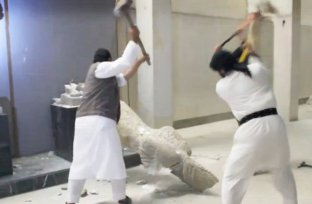Musul'daki müzede bulunan tarihi eserler geçen ay balyozlarla parçalandı.