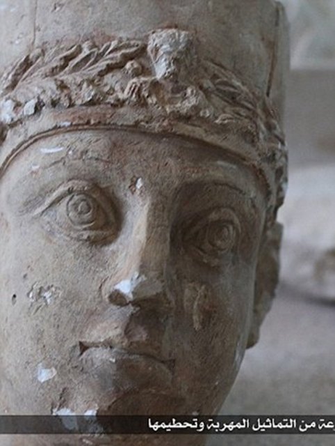 BBC'deki habere göre heykelleri bir kaçakçıdan ele geçirdiğini duyuran IŞİD kaçakçının kırbaçlandığı fotoğrafları da yayınlandı. Fotoğrafta, altı heykel, kalabalığın önünde balyozlarla parçalanıyor.