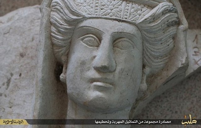 Irak Şam İslam Devleti IŞİD, Suriye'de Palmyra antik kentindeki harabelerinden kaçırıldığını söylediği bazı heykellerin parçalanma fotoğraflarını yayımladı.