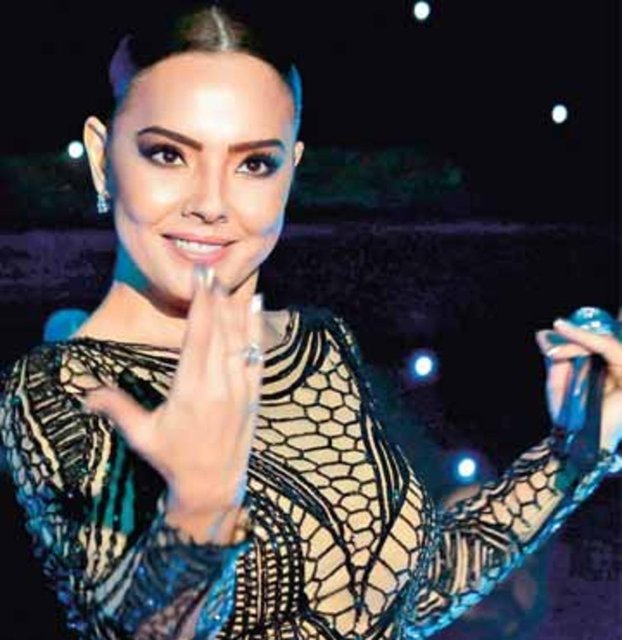 Ebru Gündeş ise "Kadınlara şiddetin olmadığı hatta hiçbir canlıya şiddetin olmadığı bir yıl olsun inşallah" diye konuştu.