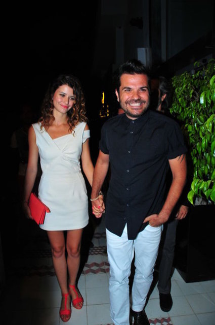 BEREN SAAT  - Çift olarak biz 14 Şubat'ı pek kutlamayız mesela; diğer günlerimiz gibi sadece yan yana olsak yeter, başka birine ya da birbirimize sevgililiğimizi ispatlamaya hiç ihtiyacımız olmadı.