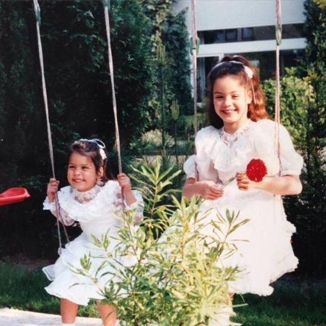 AZRA AKIN  - Kadınlar Günümüz kutlu olsun! Elimdeki çiçek tüm kadınlara. Gülümsemeniz ve ışıltınız hiç kaybolmasın.