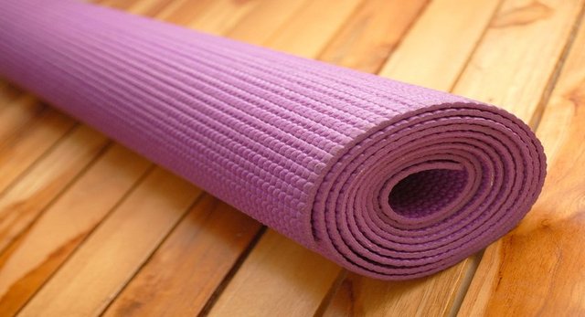 13.  Bir köşede duran yoga minderi artık yenş sahibini bekliyor olabilir.