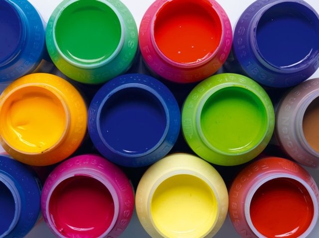 18. Bibide kalmış plastik ve yağlı boyalar içinde bir şeyler yapmak gerekir.