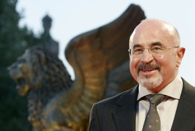İngiliz aktör Bob Hoskins ikinci bir seçenekti ve film için imzayı attı. Ancak De Niro'nun rolü kabul etmesiyle plan yeniden değişti.