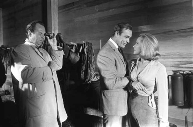 Bu da yapımcıların filmi yönetmesi için başka birini seçmek zorunda kalmalarına neden oldu. Onun yerine Richard Donner filmi yönetmesi için seçildi. "Öde ya da oyna" sözleşmesi kapsamında Hamilton yönetmediği bir filmin ödemesini aldı.