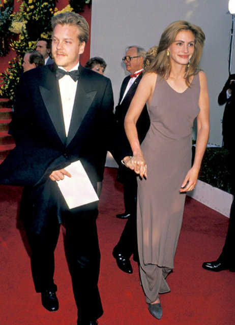8. Julia Roberts and Kiefer Sutherland   - Julia Roberts ve Kiefer Sutherland çifti 90'larda Hollywood'un en çok konuşulan çiftlerinden biriydi. Çift kameraların karşısına beraber geçti ve birlikte filme başladılar.