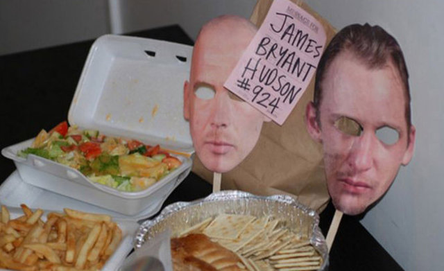 Son Yemek Teslimatı: Yemek siparişiniz, en son ölüm cezasına çarptırılan kişinin istediği son yemek olarak gelir.