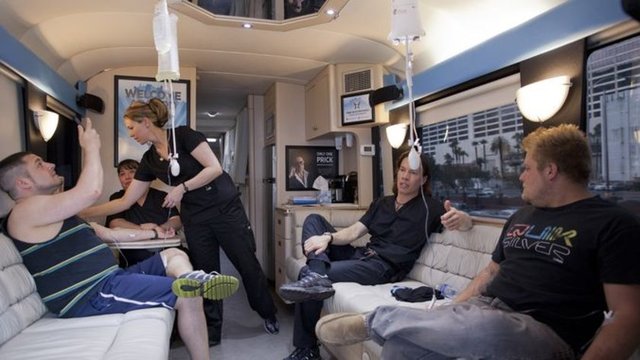 Bu damardan sıvı takviyesi ve bulantı geçirici haplarla gerçekten akşamdan kalmalar için yapılan bir iyileştirme servisi.