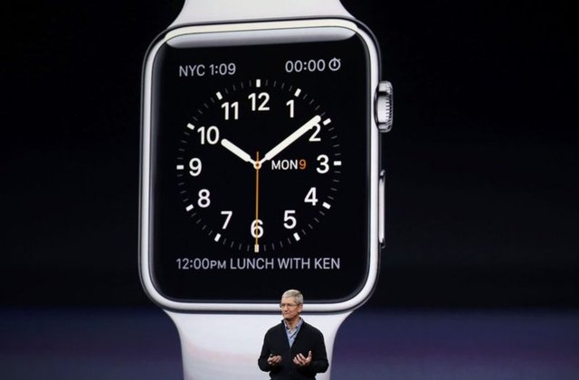 Apple Watch'u tanıtmak için sahneye çıkan Apple CEO'su Tim Cook, Çin'de açılan Apple Store hakkında bilgiler verdi ve 120 milyonun üzerinde kişinin ziyaret ettiğini söyledi. Cook, Çin'de 40 mağaza açmayı hedeflediklerini açıkladı.