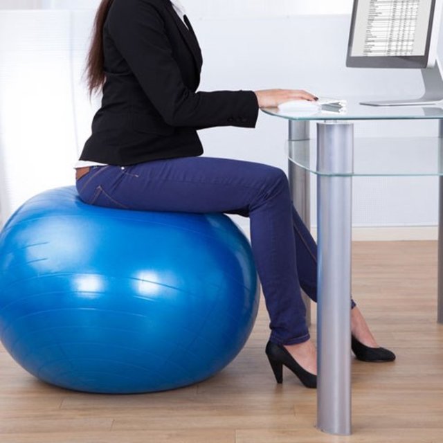 2-Sandalyede oturmak yerine pilates topu üzerine oturmak, gün içinde fazladan 260 kalori yakmanıza yardımcı olur.