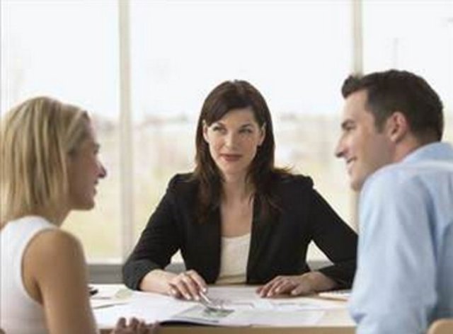 Bir köyde her 100 evli çiftin birinde koca, karıyı aldatıyor. Her kadın kendi kocası dışında hangi erkeğin aldattığını biliyor. Köyde zina yasak ve kadına kocasının aldattığını ispatladığı anda köyden kovma yetkisi veriyor.