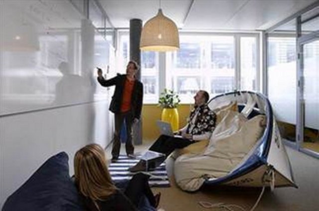 5'ten 1'e doğru azalan rütbelerle beş korsanın var. En rütbeli korsan toplam 100 altının nasıl bölüşüleceğine karar verme hakkına sahip. Ancak diğerleri de onun kararına oy veriyor ve yarısından azından oy alırsa öldürülüyor.