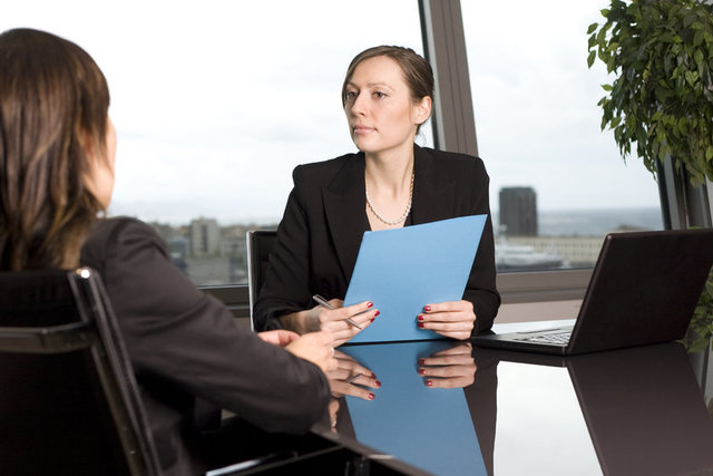 Hiçbir kadın bu kurala karşı koyamıyor. Bir gün kraliçe köyü ziyaret ediyor ve en azından bir erkeğin zina yaptığını söylüyor. Ne olur?