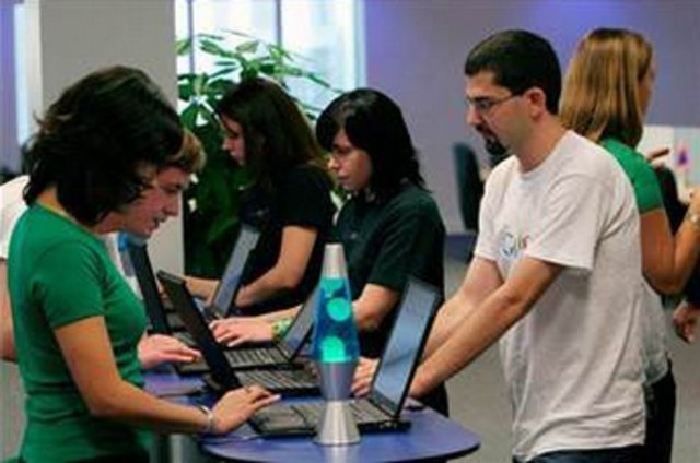 Bir partidesin. Sen ve arkadaşınla birlikte 10 kişi var. Arkadaşın seninle aynı gün doğmuş her kişi için 1 dolar vermek üzere bahse giriyor. Ama bulamadıkların için de 2 dolar alacağını söylüyor. Bu bahse girer miydin?