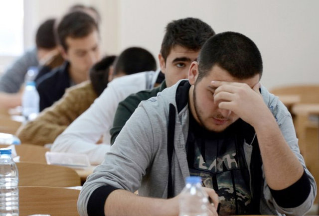 "Beyin faaliyetlerinin tümünün bir sonucu olan dikkatin sınav boyunca sürdürülebilmesi için yarım saatte bir 30 saniye gözlerimizi kapayıp, arkamıza yaslayarak derin bir nefes çekmeli ve kendimizi sınav ortamından uzaklaştırmalıyız.