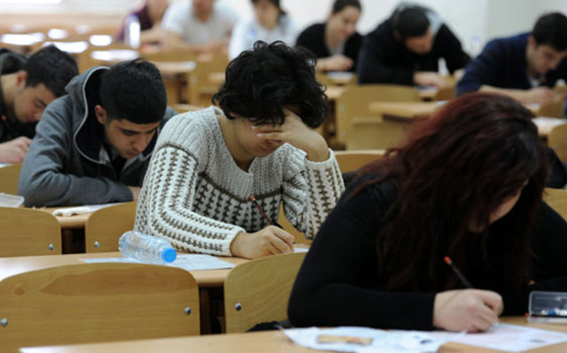 Hafif kaygının bizi motive edeceğini ama yükseldiği oranda başarımızı düşüreceğini bilmeliyiz. kaygımız yüksekse sınavdan önce psikolog ya da psikiyatrist ile kaygının üzerine gitmeli, "Sınavda bir şey olmaz" dememeliyiz.