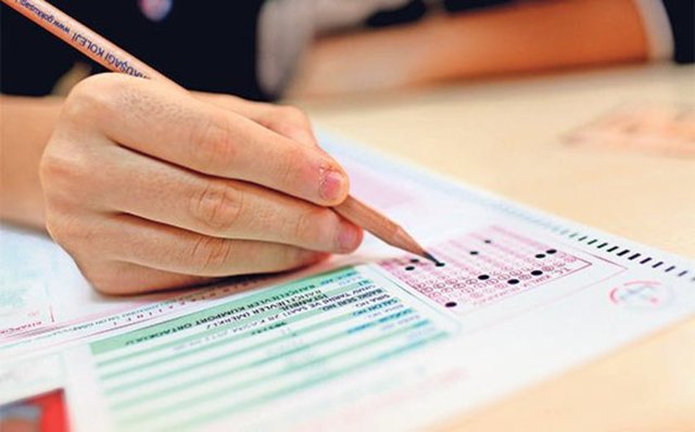 Yukarıda bahsedilen nefes egzersizini yapmak, sınavın zekâyı değil bilgiyi ölçtüğünü unutmamak, istediğimiz gibi geçmezse tekrar deneme şansımızın olacağını düşünmek kaygımızı azaltacaktır.