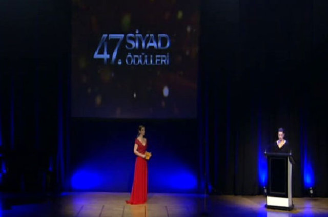 SALONDA BERKİN ELVAN SLOGANLARI -  - Ödül töreni Sinema Yazarları Derneği Başkanı Melis Behlil'in açılış konuşmasıyla başladı. Melis Behlil konuşmasında Berkin Elvan'ı da andı. Konuşma sırasında 'Berkin Elvan onurumuzdur' sloganları atıldı.