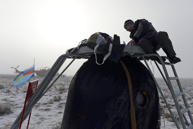 İki Rus ve bir Amerikalı'yı taşıyan bir Soyuz uzay aracı perşembe günü Kazakistan'a indi.