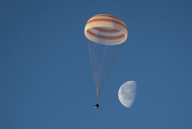 Yeni gidecek astronotlardan ikisi, tam bir yılı uzay üssünde geçirecek.