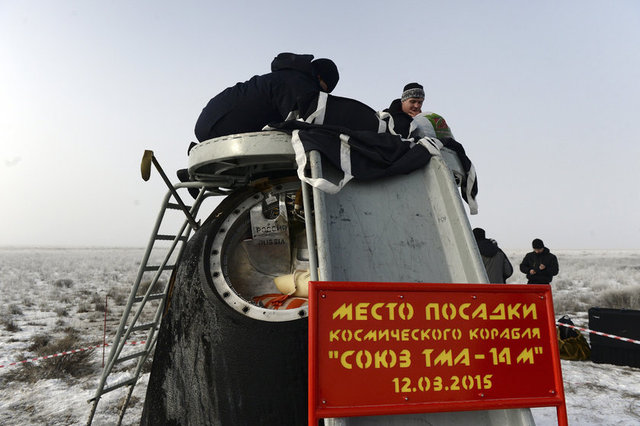 Sisin içinde görmek zorlaşmış olsa da, kurtarma görevlileri birkaç dakika içinde inen araca ulaştı.