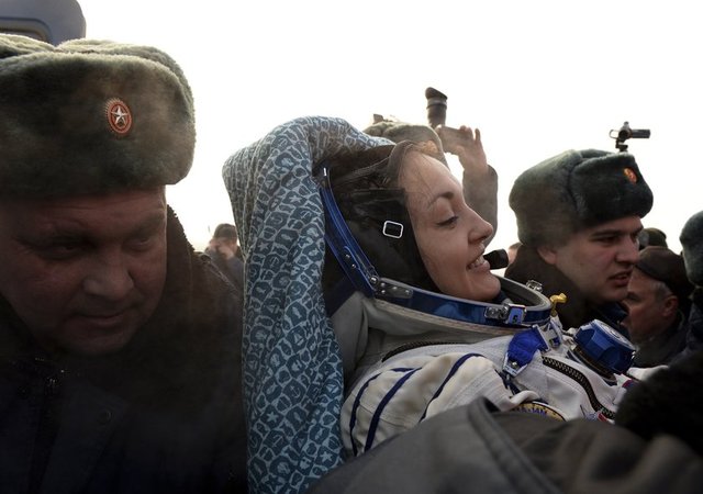 Astronotlar, kapsülün yanına yerleştirilmiş arkaya yaslanan sandalyelere oturtuldu.