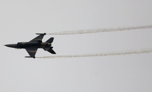 Solo Türk ekibi jetleri, Pakistanlı asker yakınlarına görkemli bir gösteri sundu.  -