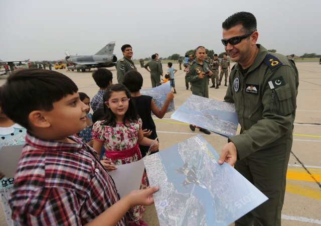 İşte o sevgi seli ve Solo Türk Jetleri'nin özel gösteri uçuşundan kareler...