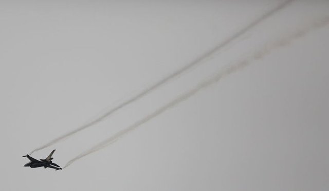 Gösteri öncesinde Pakistanlı komutanlar ve tüm Türk Hava Kuvvetleri personeliyle Solo Türk uçakları önünde hatıra fotoğrafı çektirdi. -