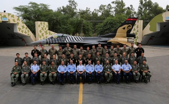 Uçuş öncesi alanda bulunan asker yakınlarına Solo Türk posterleri dağıtılırken, izleyiciler daha sonra pilot Yüzbaşı Kurt ile bir araya geldi. Gösteriyi hayranlıkla takip eden Pakistanlı izleyiciler Yüzbaşı Yusuf Kurt'a yoğun sevgi gösterisinde bulundu. -  -