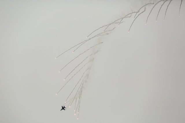 Türk Hava Kuvvetleri'nin gösteri ekibi Solo Türk jetleri, Pakistan'ın Sargodha bölgesindeki Mushaf Askeri Hava Üssü'nde Pakistanlı asker yakınlarına gösteri uçuşu gerçekleştirdi. -