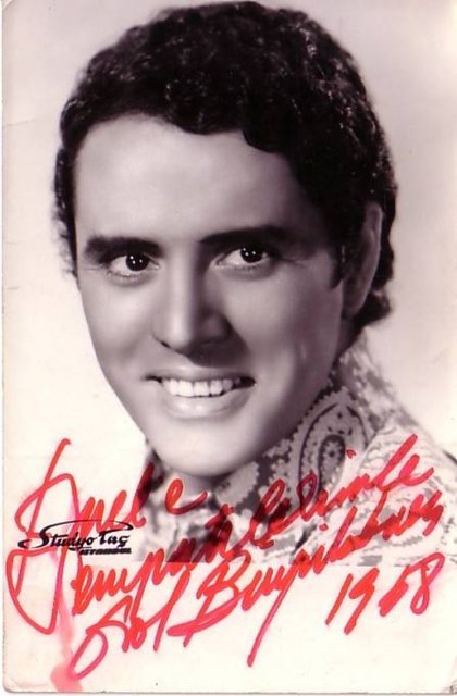 İstanbul Üniversitesi İktisadi Ticari İlimler Akademisi Yüksek ticaretin üçüncü sınıfından ayrıldı. Daha lise yıllarında İstanbul'da kurduğu ilk grubuyla (Şevket Uğurluel, akordeon;