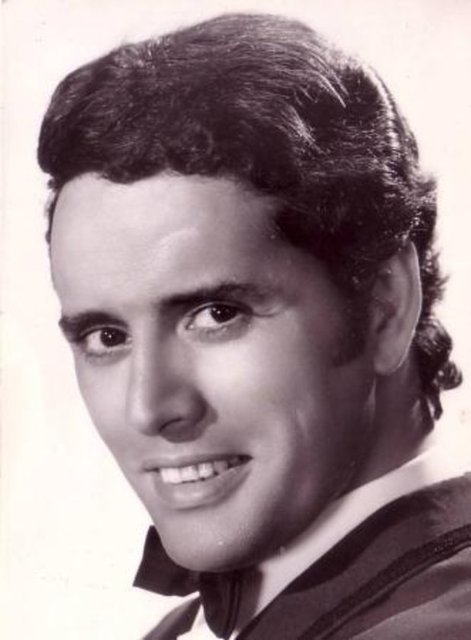 Kanat Gür, gitar; Salim Ağırbaş, davul; Metin Ersoy ve Erol Büyükburç, solist) Florya plajında müzik yaptı.