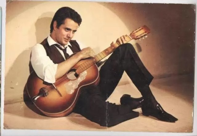 1992 yılına kadar futbol takımı şarkıları, illere yönelik şarkılar, çocuk şarkıları, belli vakıflara yönelik hazırlanmış marşlar, kendi hazırladığı kukla karakterleri ve kukla oyunları için hazırladığı şarkıların ağırlıklı olduğu bir üretim sürecine girer