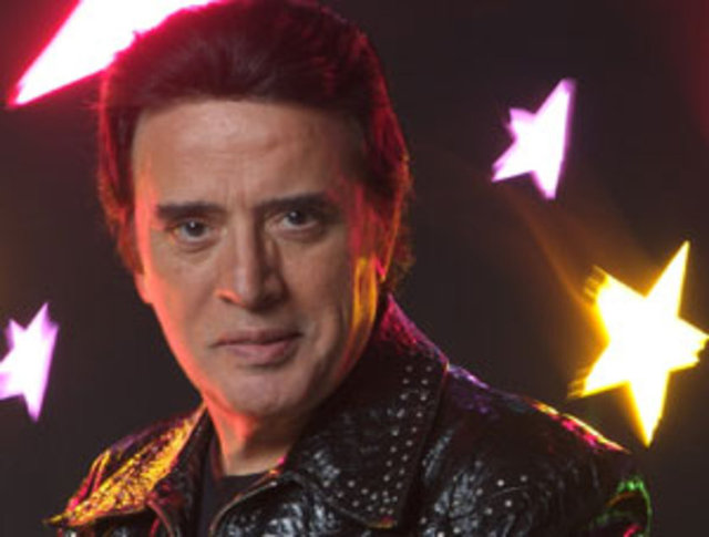 Yedeksubaylığını Urfa'da yaparken orduevinde müzik ve sahne çalışmalarına devam etti. Urfa Orduevi'nde şarkı söylerken Leyla Sayar'la tanışır.