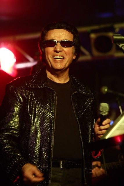 Türk pop müziğinin en ünlü isimlerinden 79 yaşındaki Erol Büyükburç Etiler Nispetiye Caddesi Bebek yokuşundaki evinde ölü bulundu.