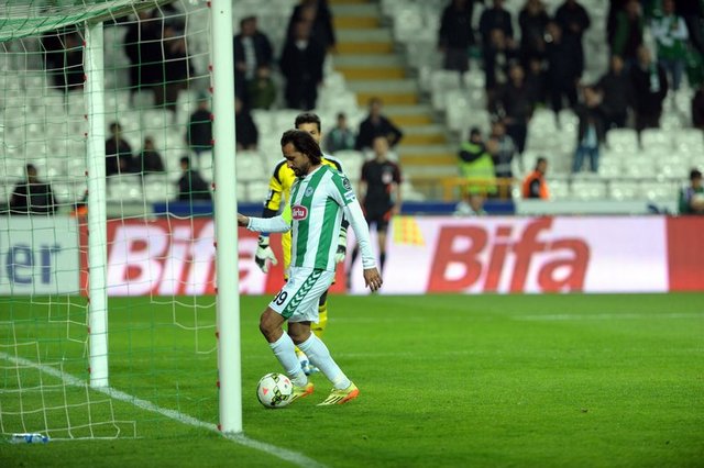 Kasımpaşa'da Babel'in yerde yattığı sırada, Torku Konyaspor'lu oyuncular topun taça atılmasını beklerken, Donk topu ağlara gönderdi.